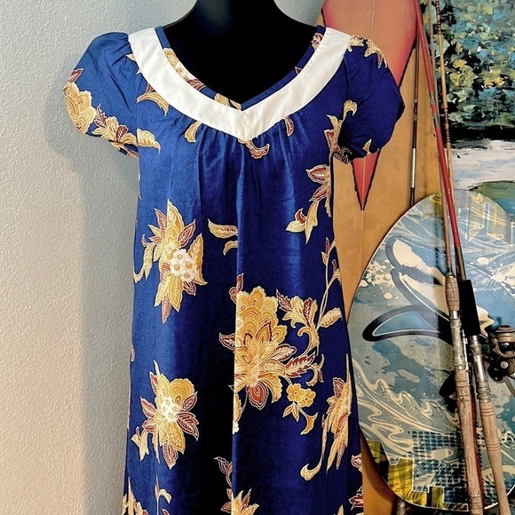 💙Hilo Hattie, Stunning Muumuu! Hard to Find Print, POCKETED, V-Neck, EUC,Size L - Picture 2 of 8